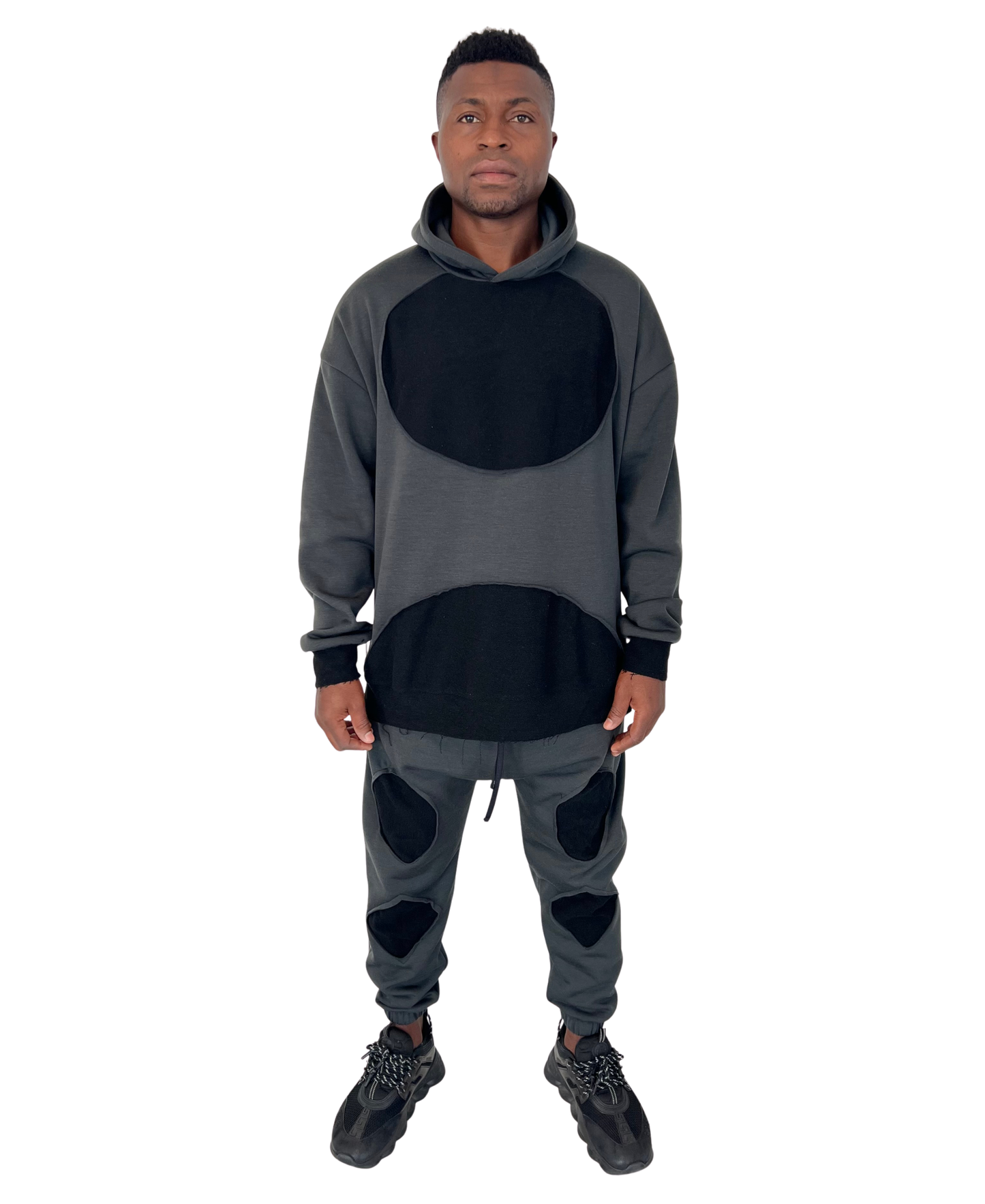 Pantaloni gri cu taieturi negre