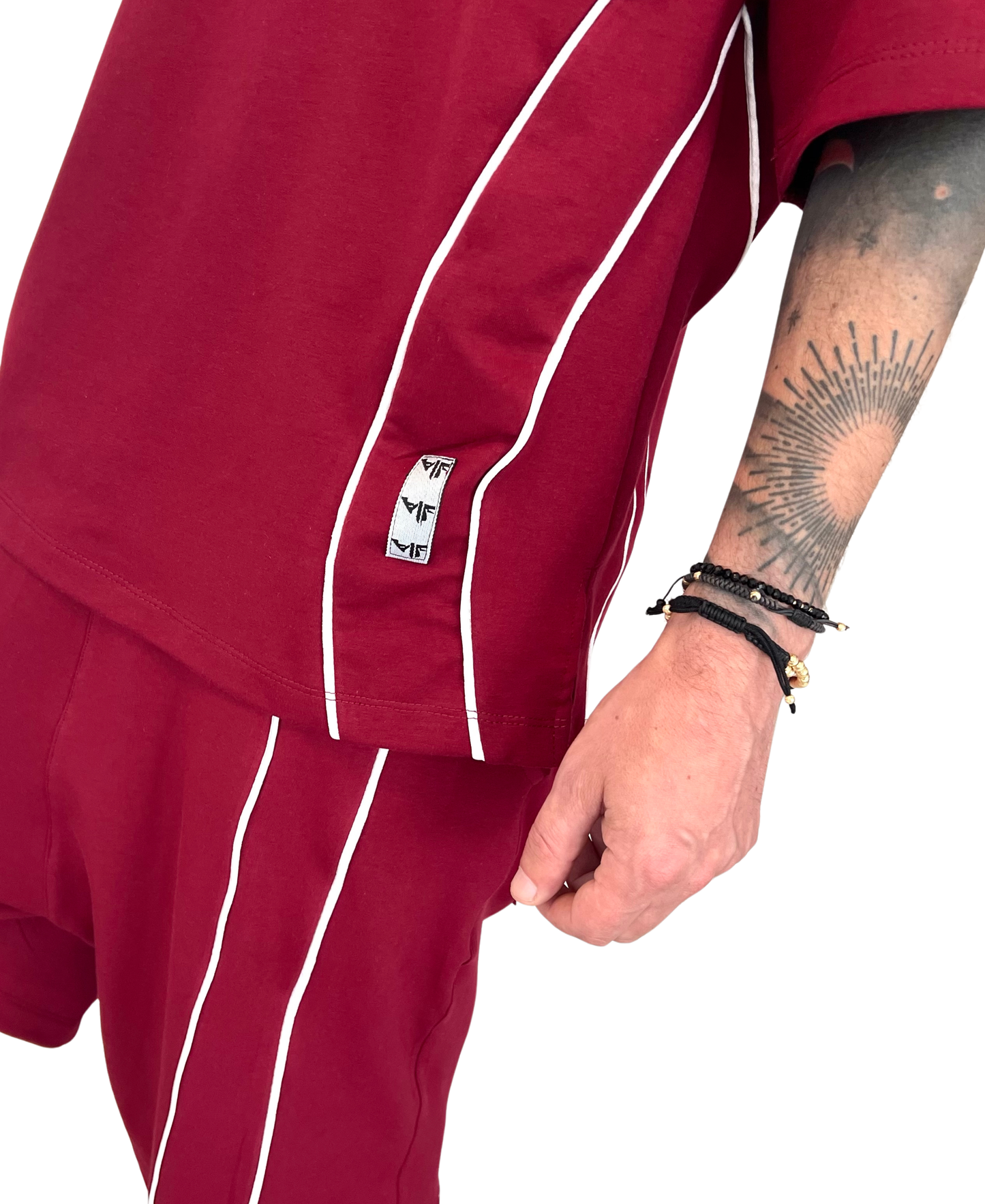 Tricou burgundy cu vipusca alba