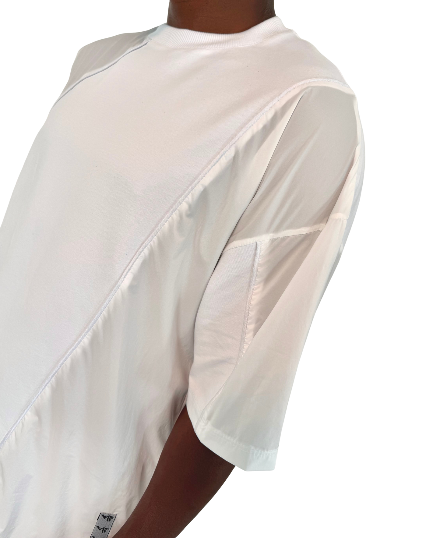 Tricou alb cu detalii din fas si vipusca alba