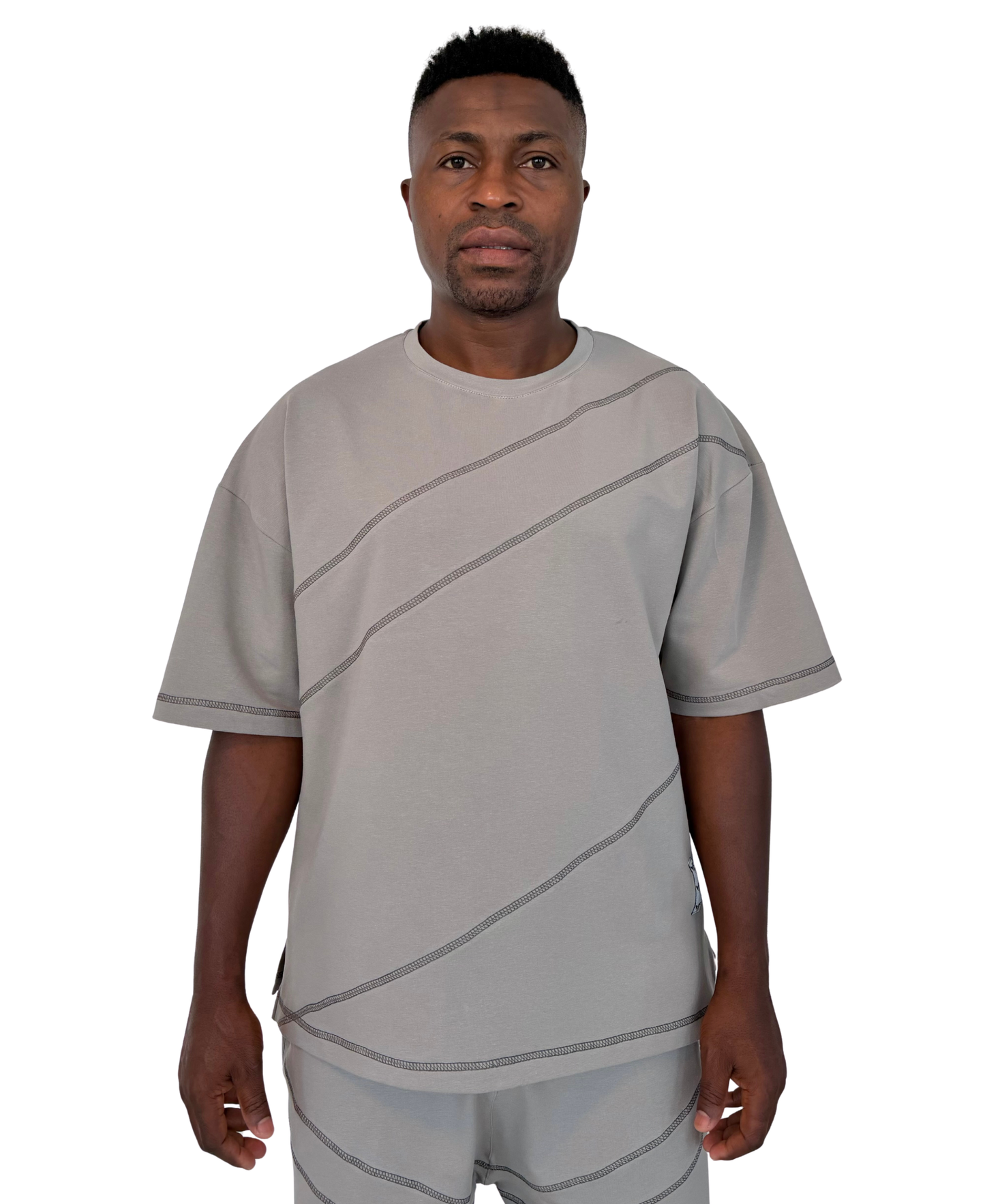 Tricou gri cu diverse cusaturi