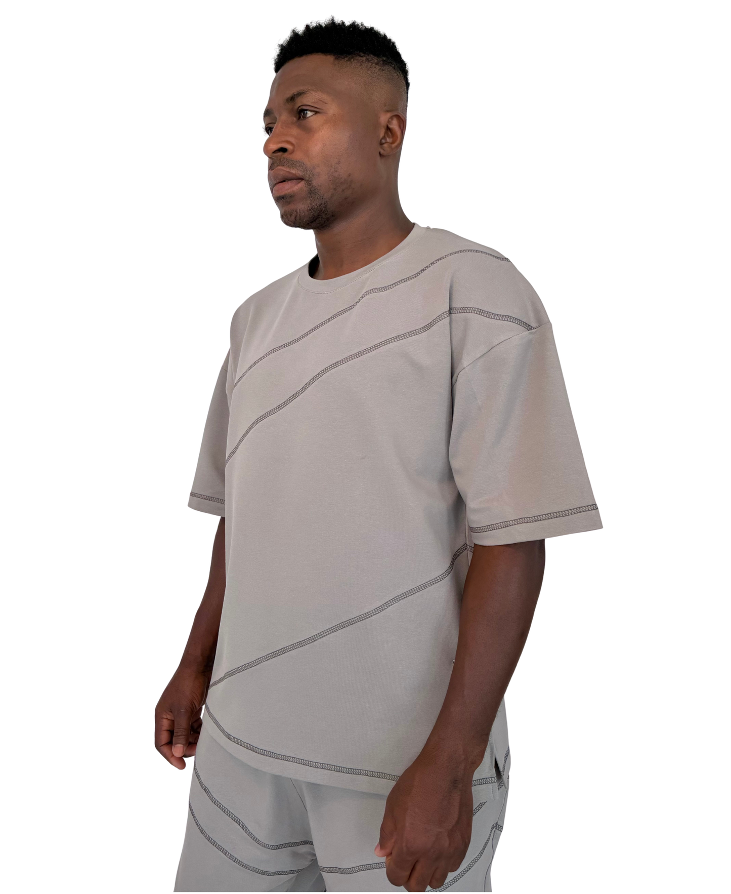 Tricou gri cu diverse cusaturi