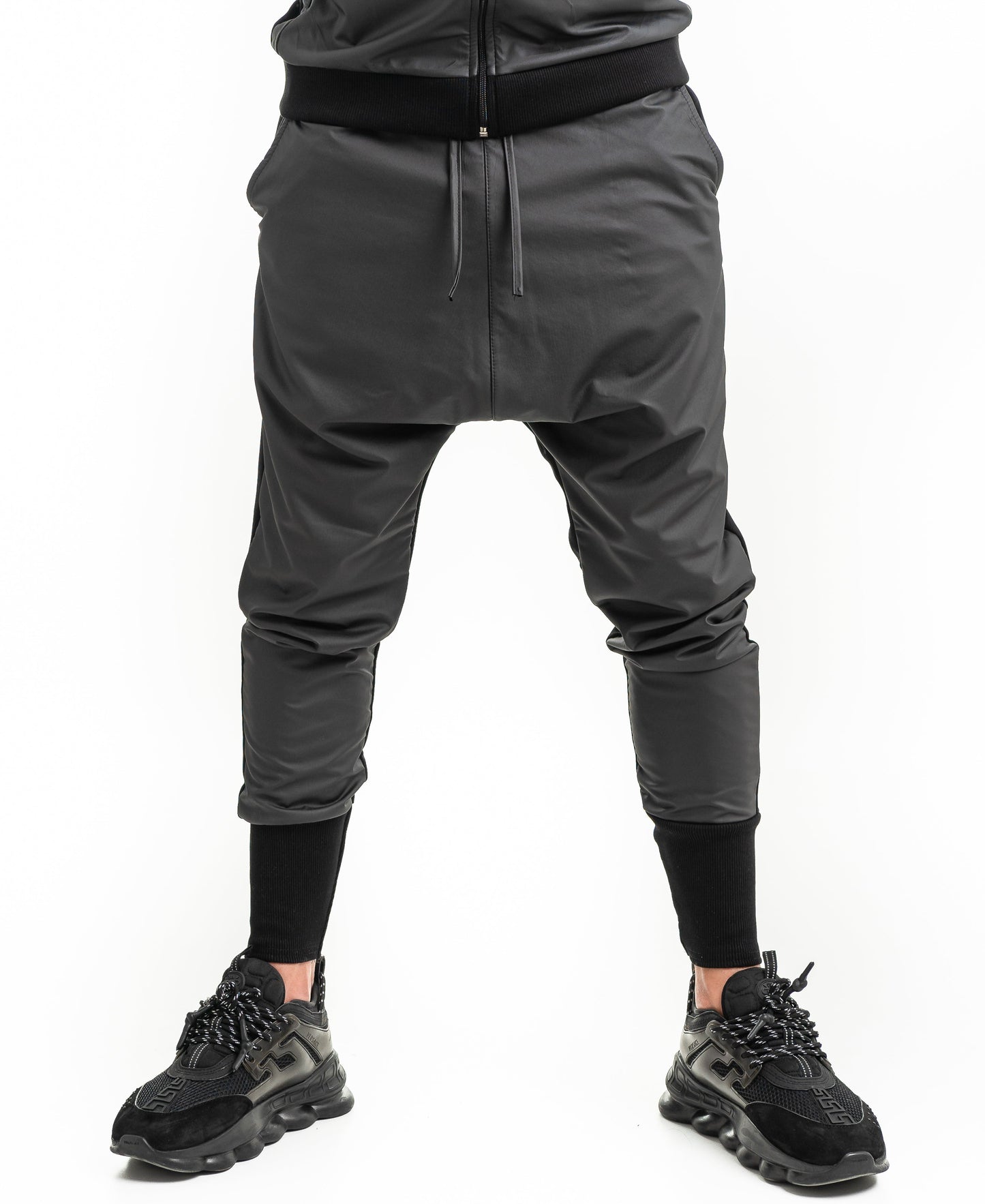 Pantaloni negri cu detalii imitatie piele