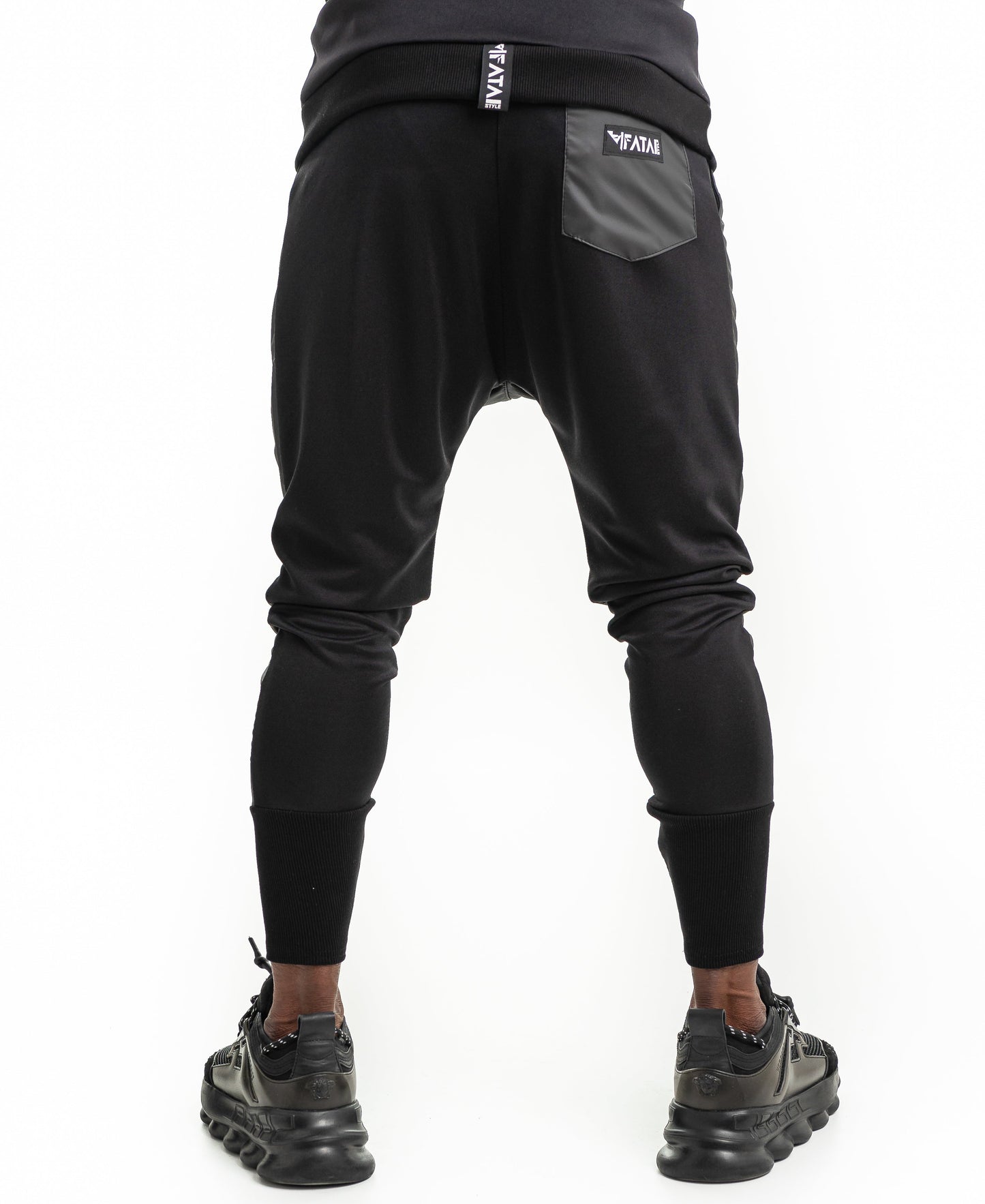 Pantaloni negri cu detalii imitatie piele