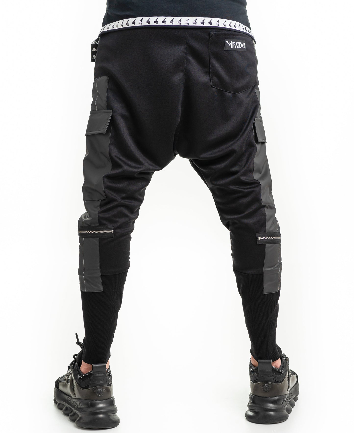 Pantaloni negri cu detalii din imitatie piele