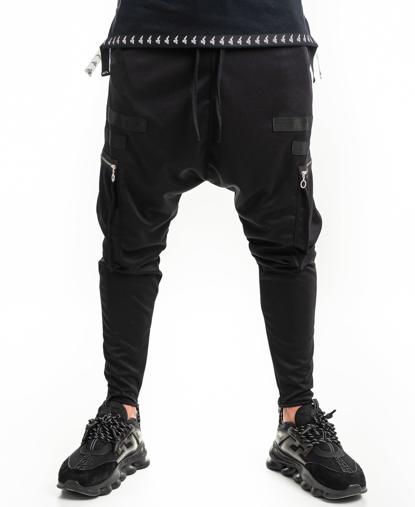 Pantaloni negri cu buzunare si accesorii pe picior
