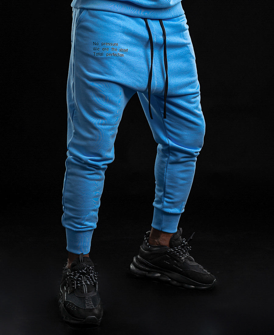 Pantaloni bleu cu text imprimat