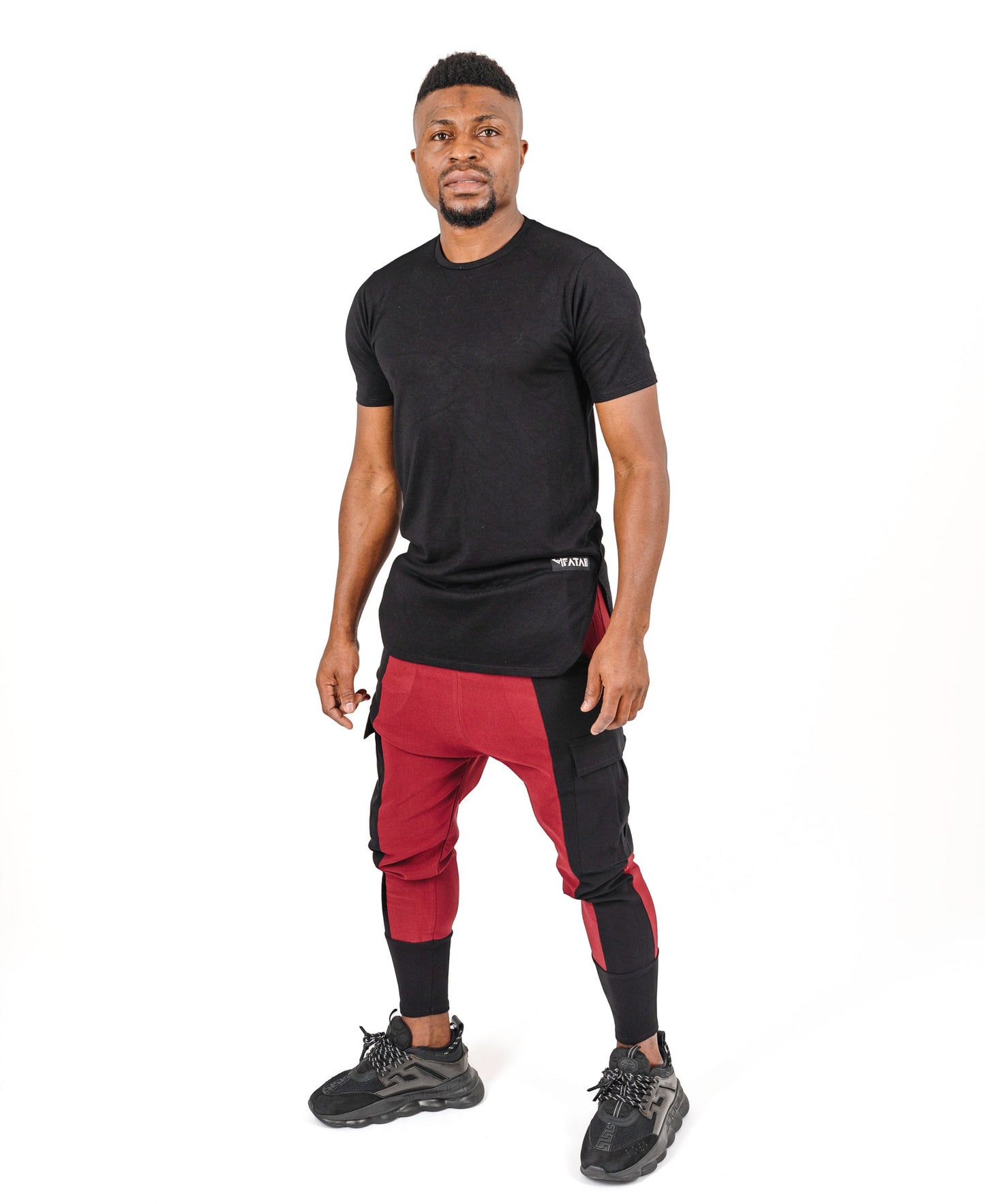 Pantaloni burgundy in combinatie cu negru