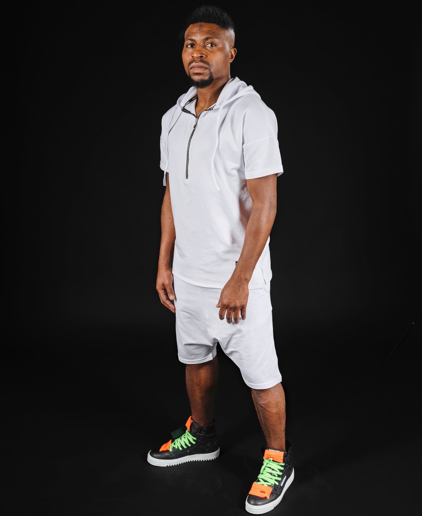 Compleu alb cu fermoar si gluga