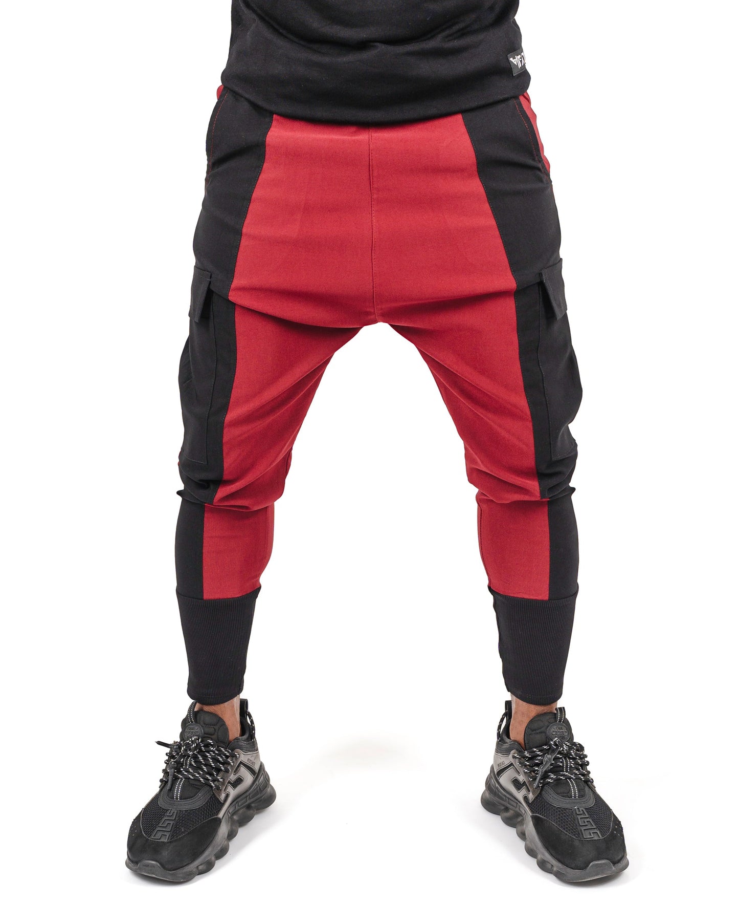 Pantaloni burgundy in combinatie cu negru