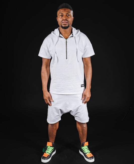 Compleu alb cu fermoar si gluga