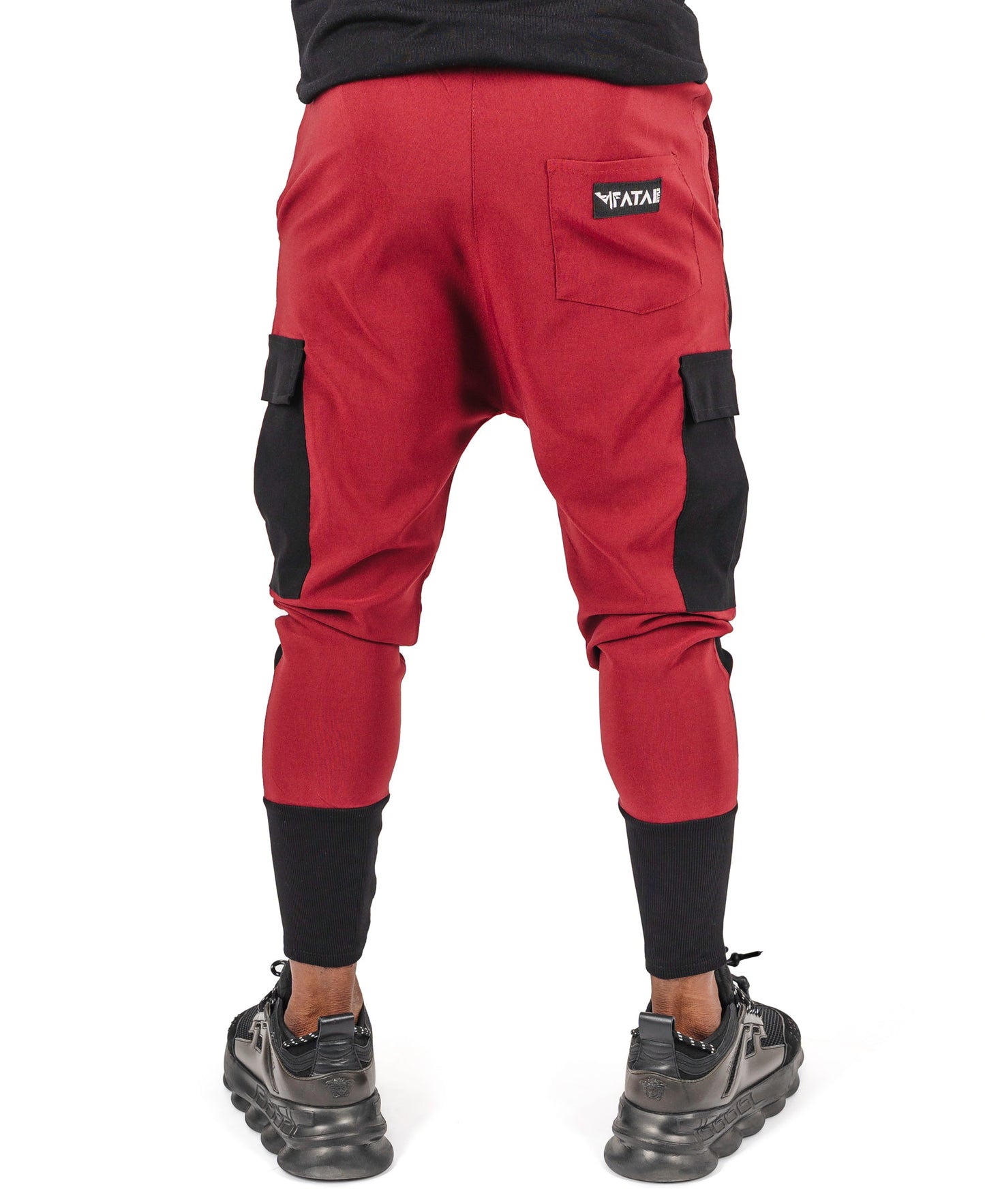 Pantaloni burgundy in combinatie cu negru