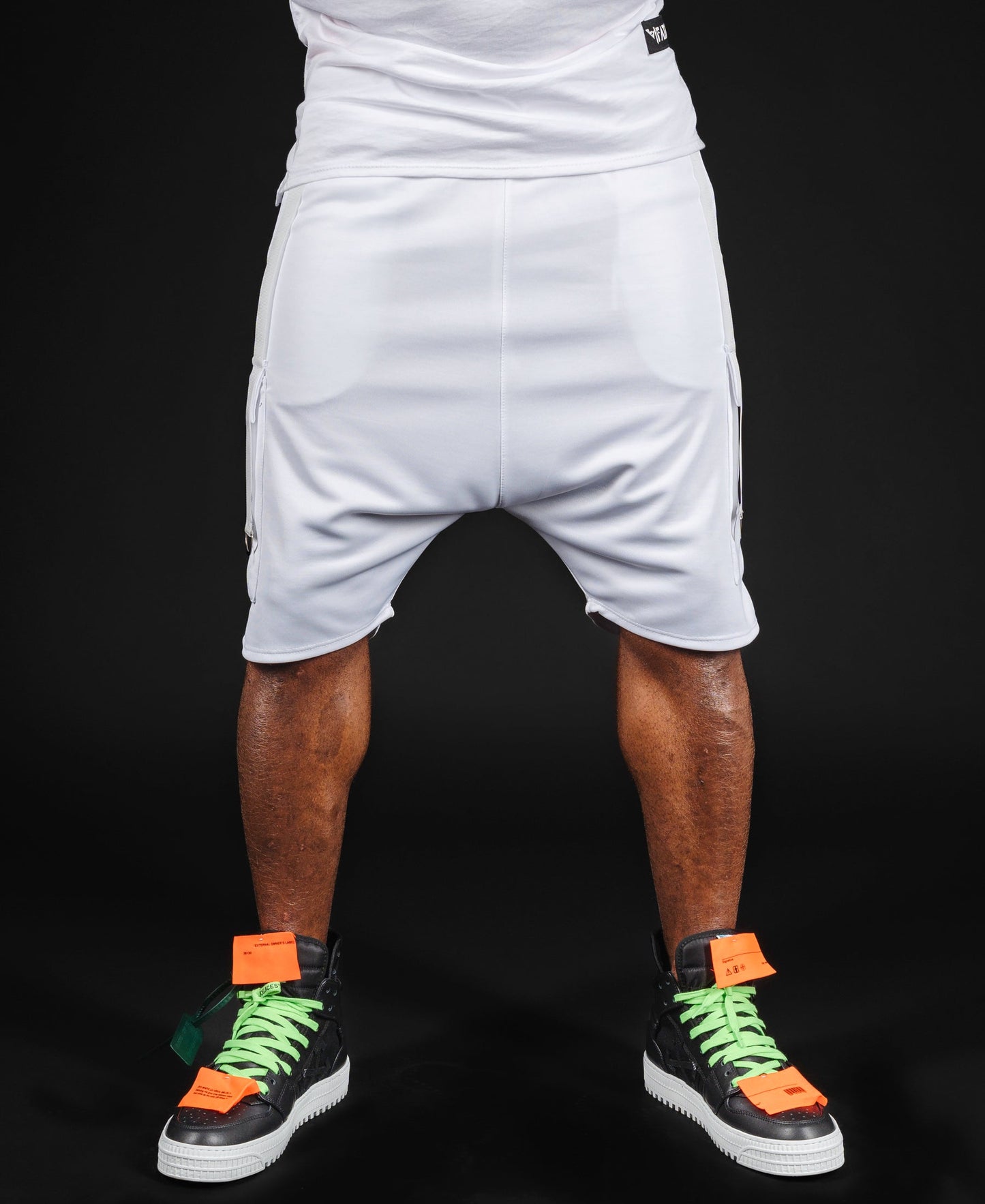 Pantaloni albi cu accesorii albe