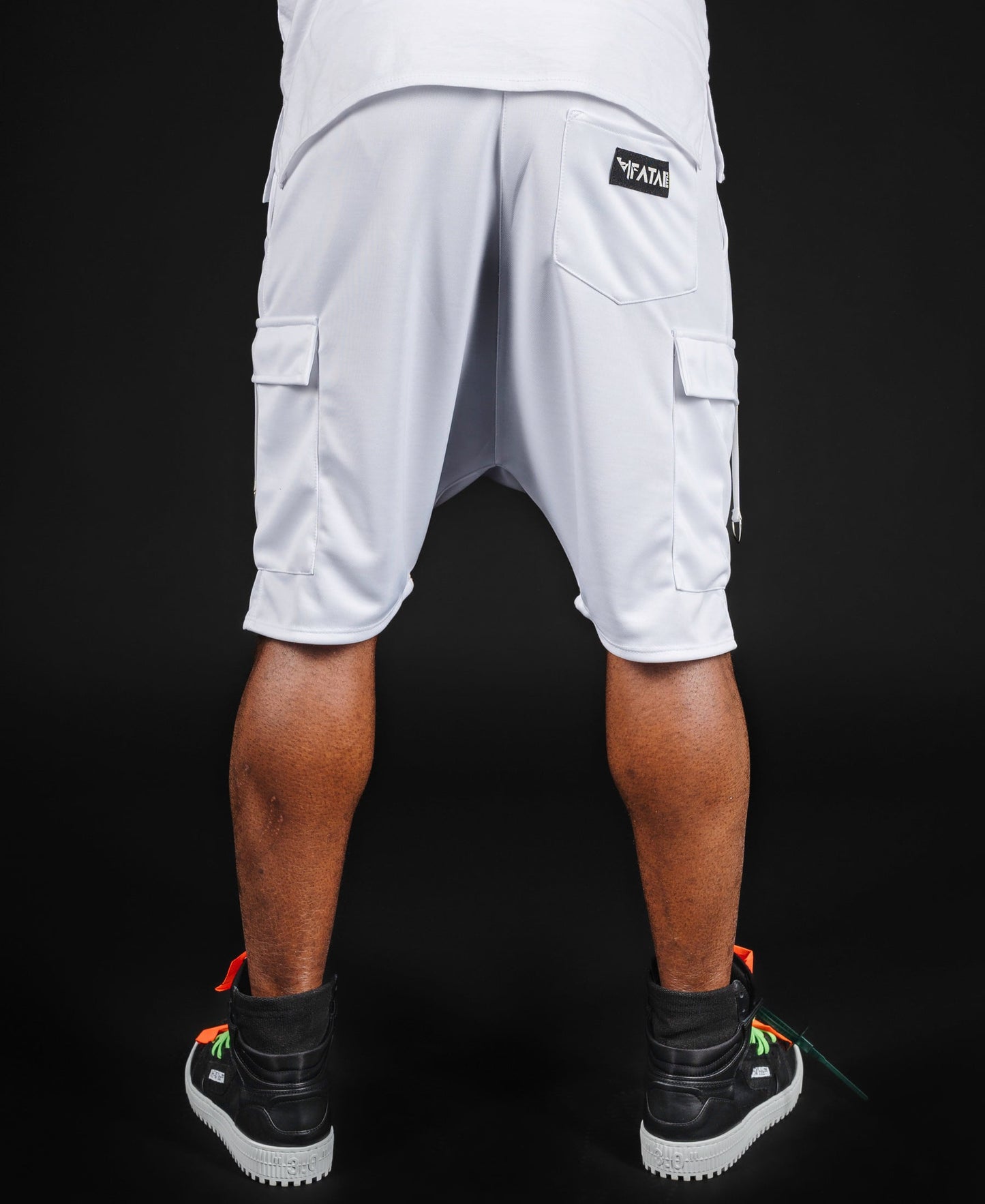 Pantaloni albi cu accesorii albe