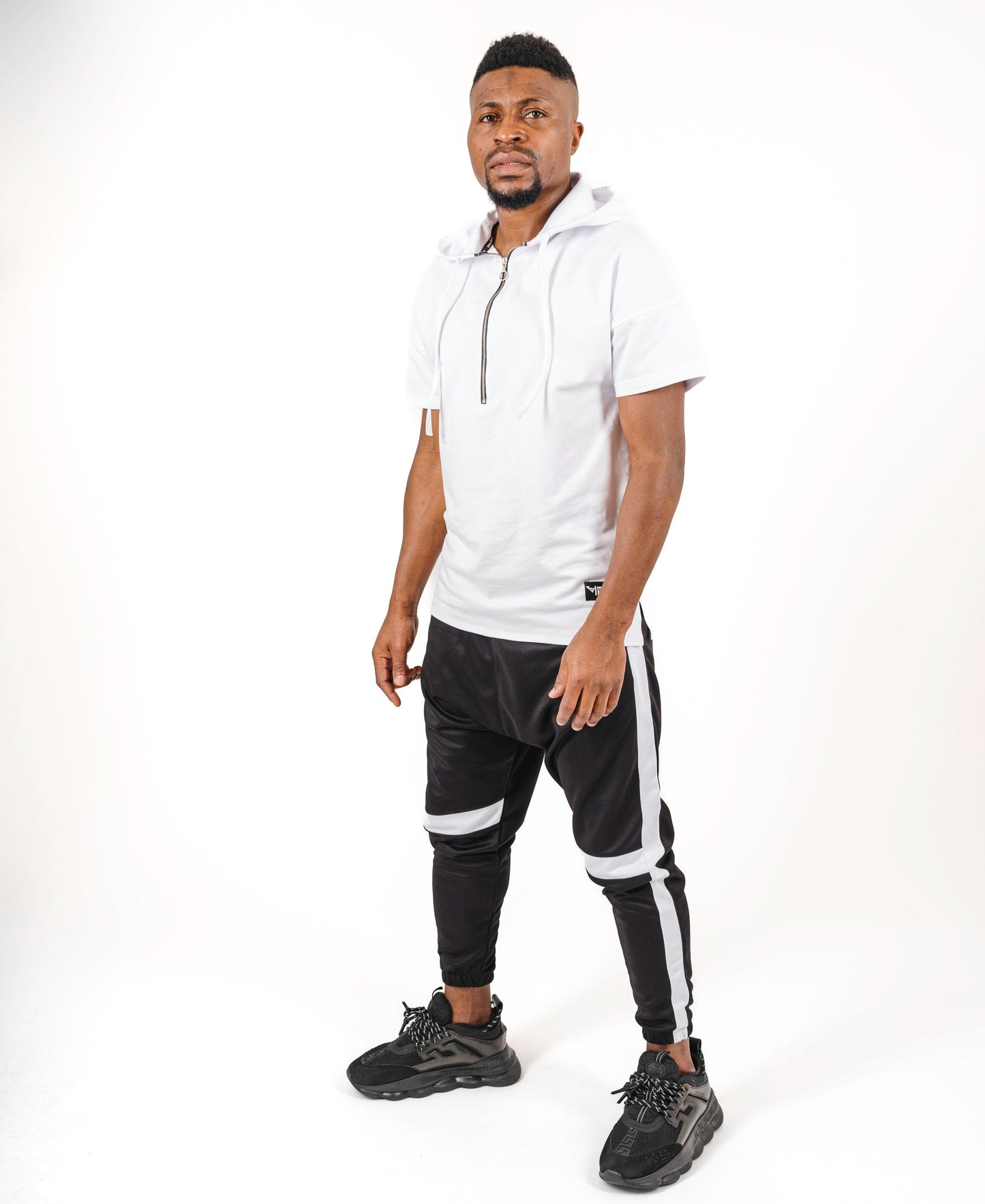 Pantaloni negri cu dungi albe