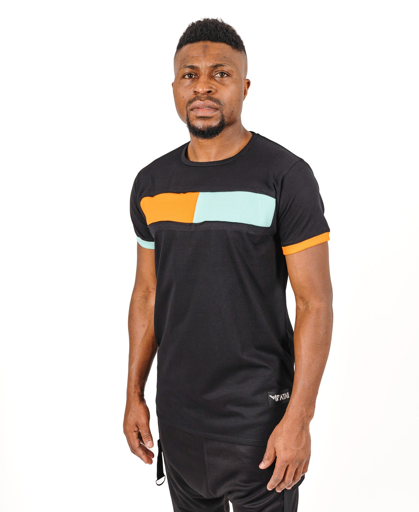 Tricou negru cu design in doua culori