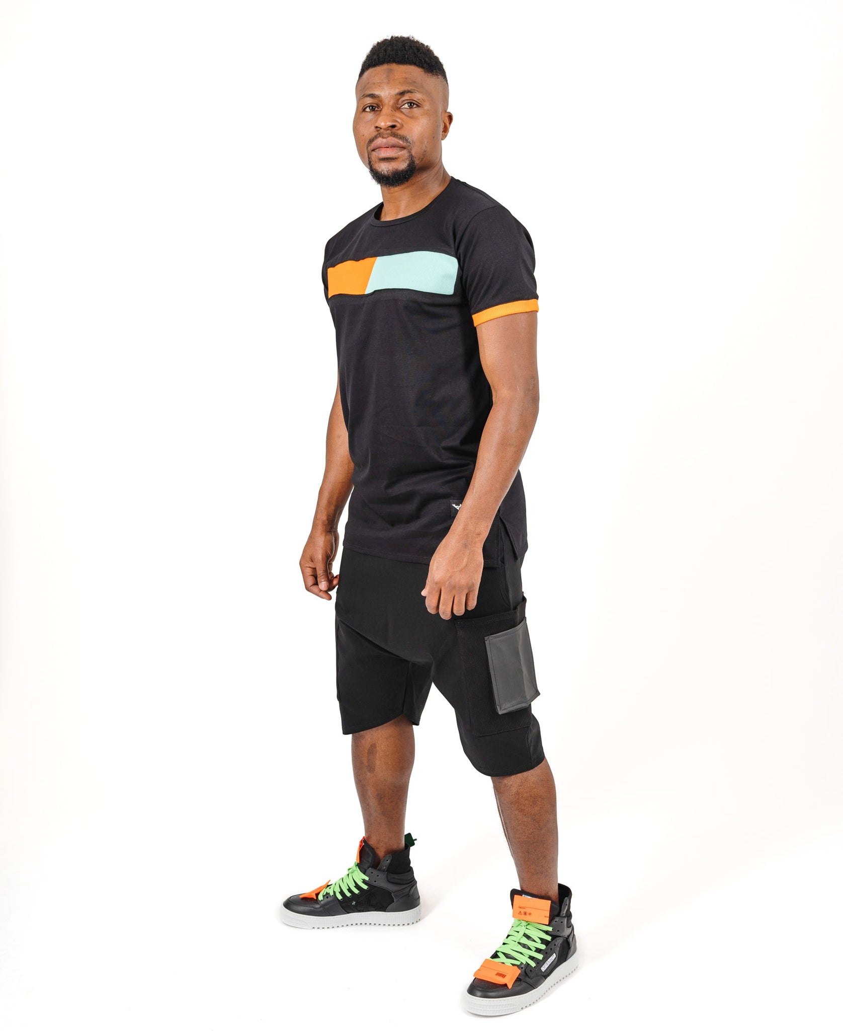 Tricou negru cu design in doua culori
