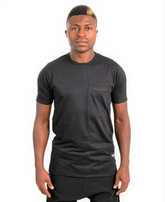 Black t-shirt with details to the pockets