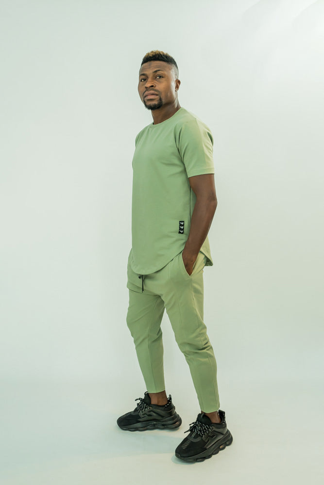 Pantaloni verde cu detalii si cusaturi ca detalii