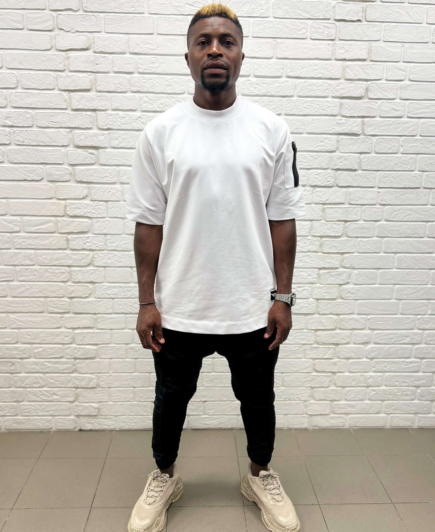 White t-shirt with zip on the hand