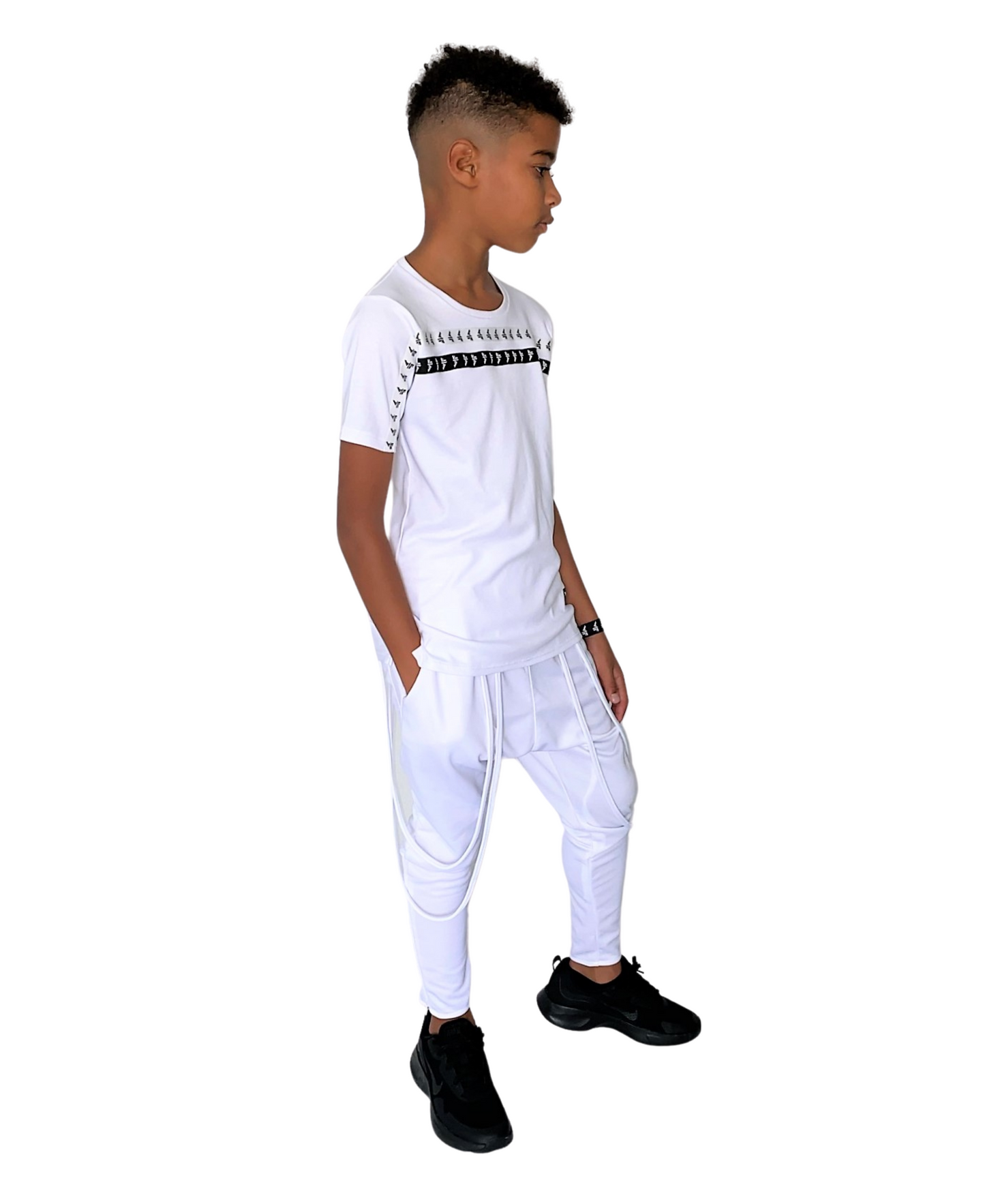 Compleu unisex cu pantaloni albi cu bretele si tricou alb cu detalii
