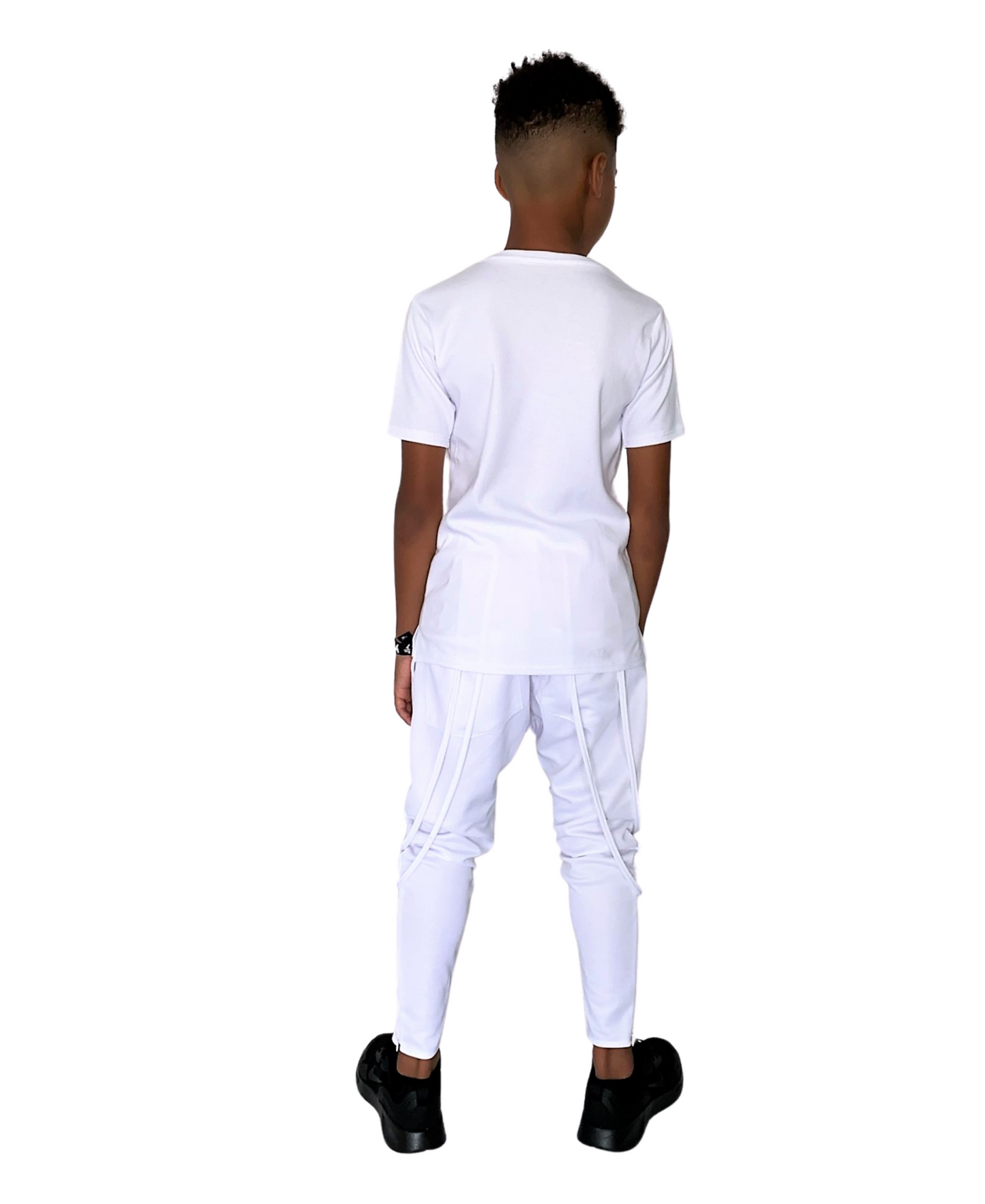 Compleu unisex cu pantaloni albi cu bretele si tricou alb cu detalii