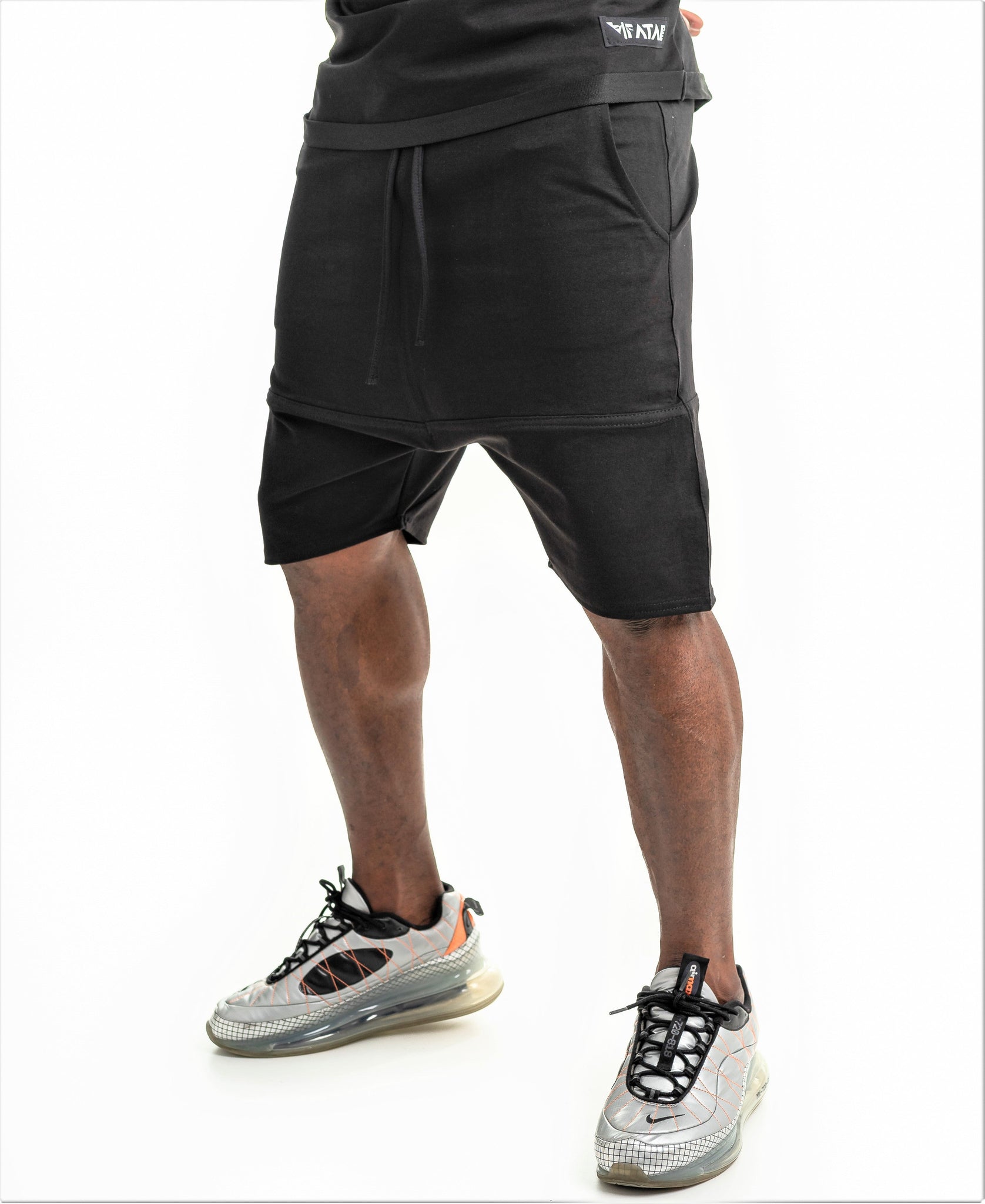 Pantaloni scurti negri cu o cusatura la jumatate