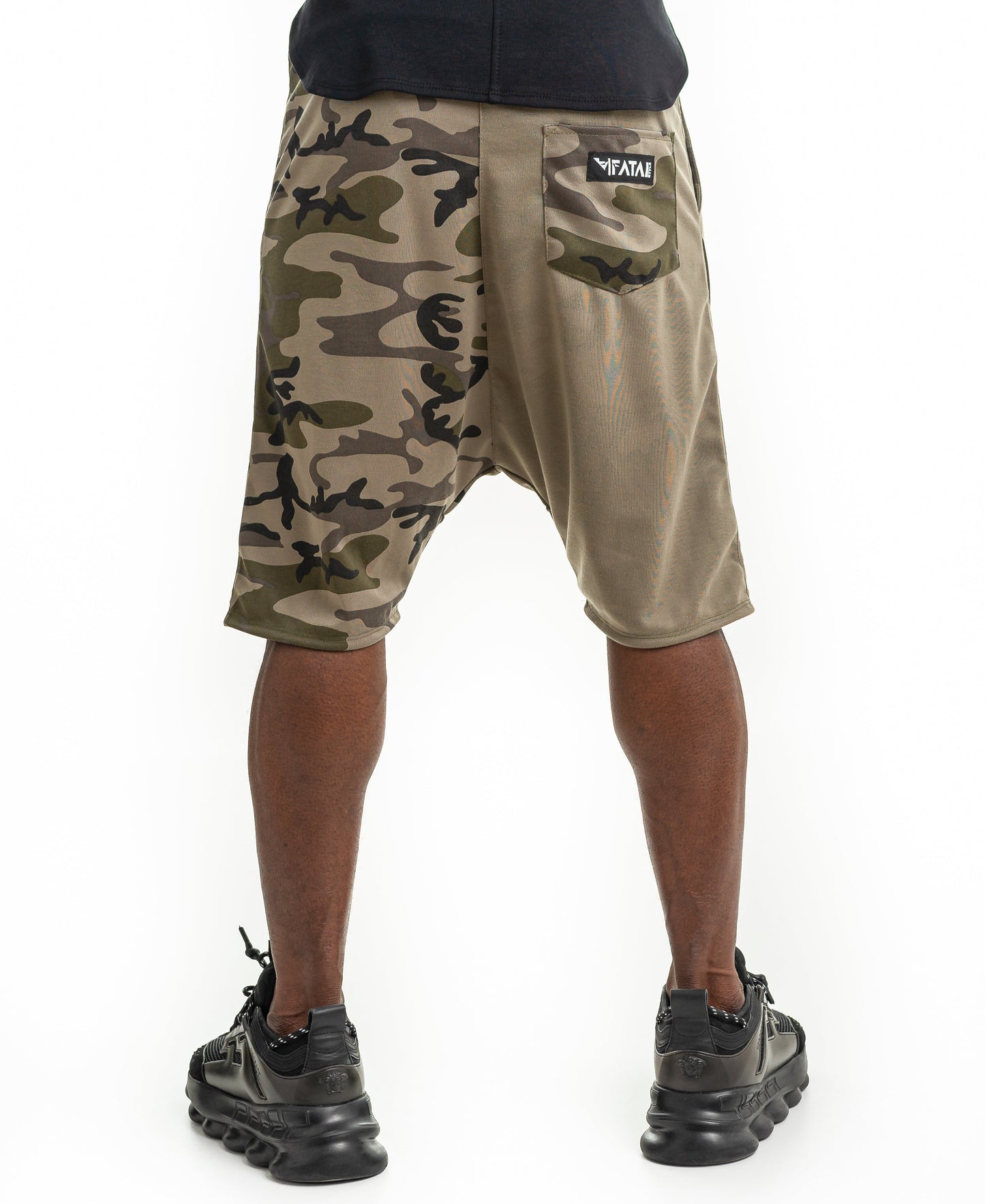 Pantaloni scurti verde si camo