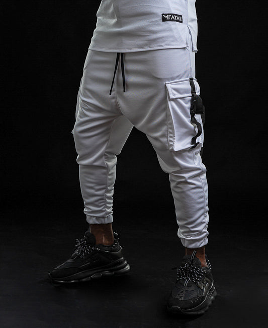 White trousers with pockets and black accesories